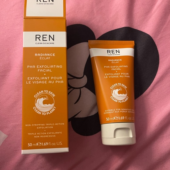 REN Radiance PHA Exfoliating Facial - Picture 2 of 2